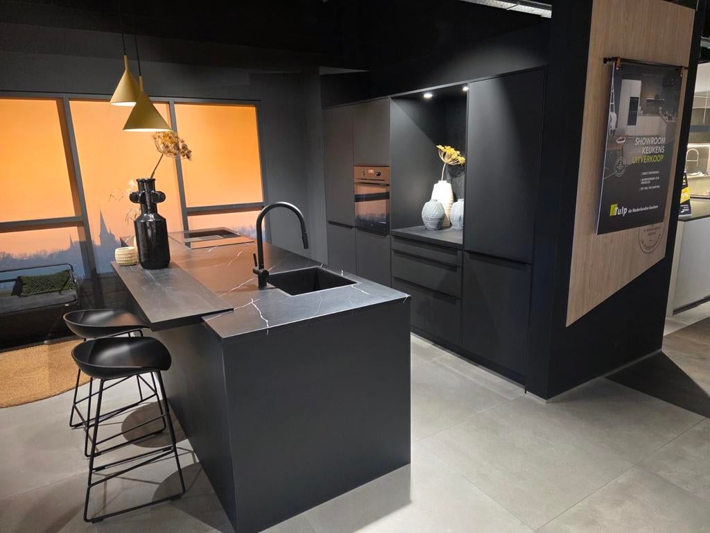 Showroom keuken met composiet blad en AEG apparaten, Ophalen