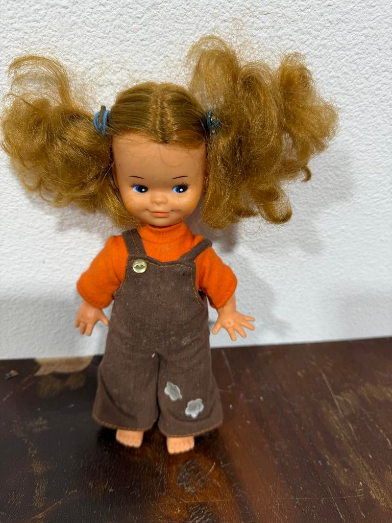 Vintage popje Hong Kong met oranje trui en tuinbroek, Ophalen of Verzenden, Gebruikt, Overige typen