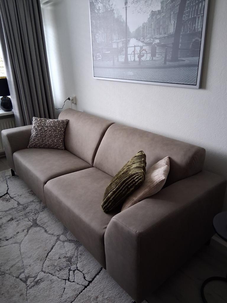 Mooie bank als nieuw..kleur Taupe.. 240 lang 56 cm zitdiepte, Huis en Inrichting, Banken | Bankstellen, Ophalen of Verzenden, Zo goed als nieuw