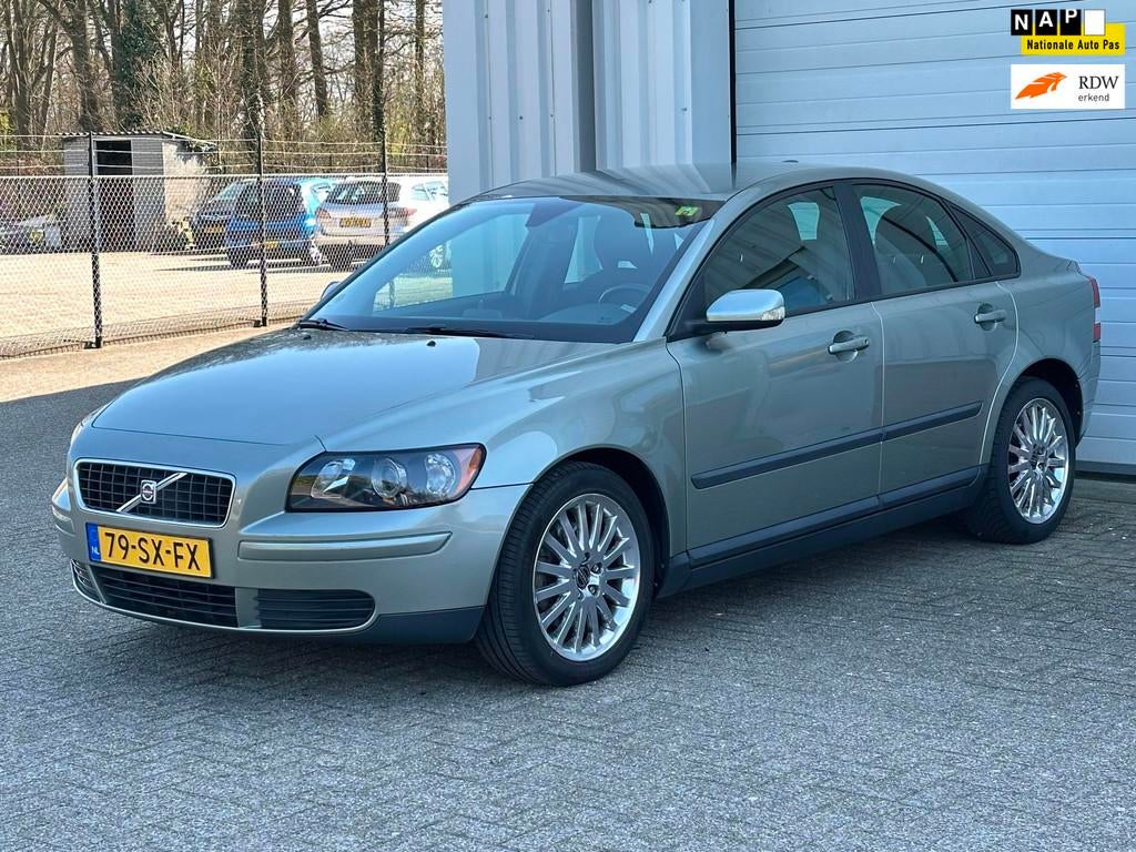 Volvo S40 2.4 Kinetic Automaat, Airco, Cruise, Lm Velgen, NA, Auto's, Volvo, Stof, Gebruikt, Zwart, 700 kg