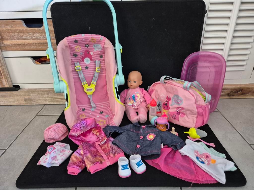 Baby Born pop met maxi-cosi, kleding en accessoires, Ophalen, Zo goed als nieuw, Babypop