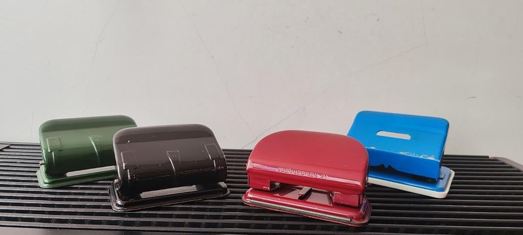 4x midcentury metalen perforator, rood, blauw, zwart, groen, Diversen, Ophalen of Verzenden, Gebruikt