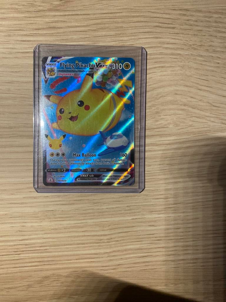 Flying pikachu Vmax, Ophalen of Verzenden, Zo goed als nieuw