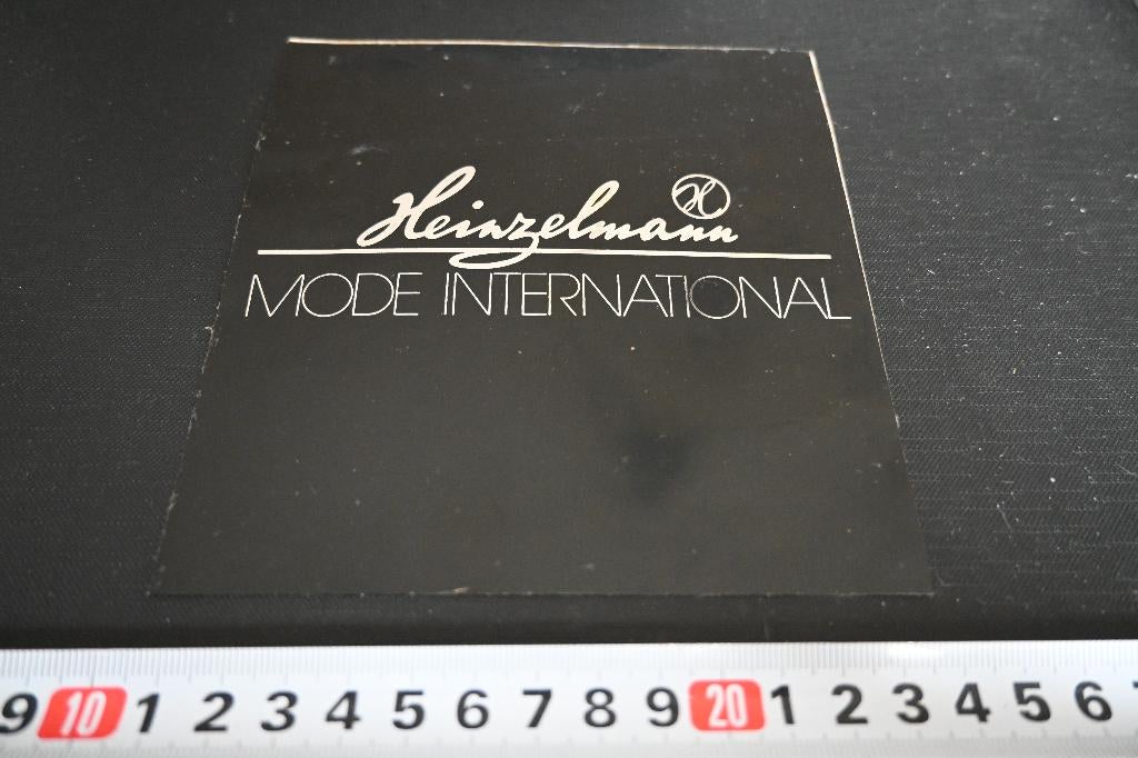 sticker Heinzelman Mode International, Ophalen, Zo goed als nieuw