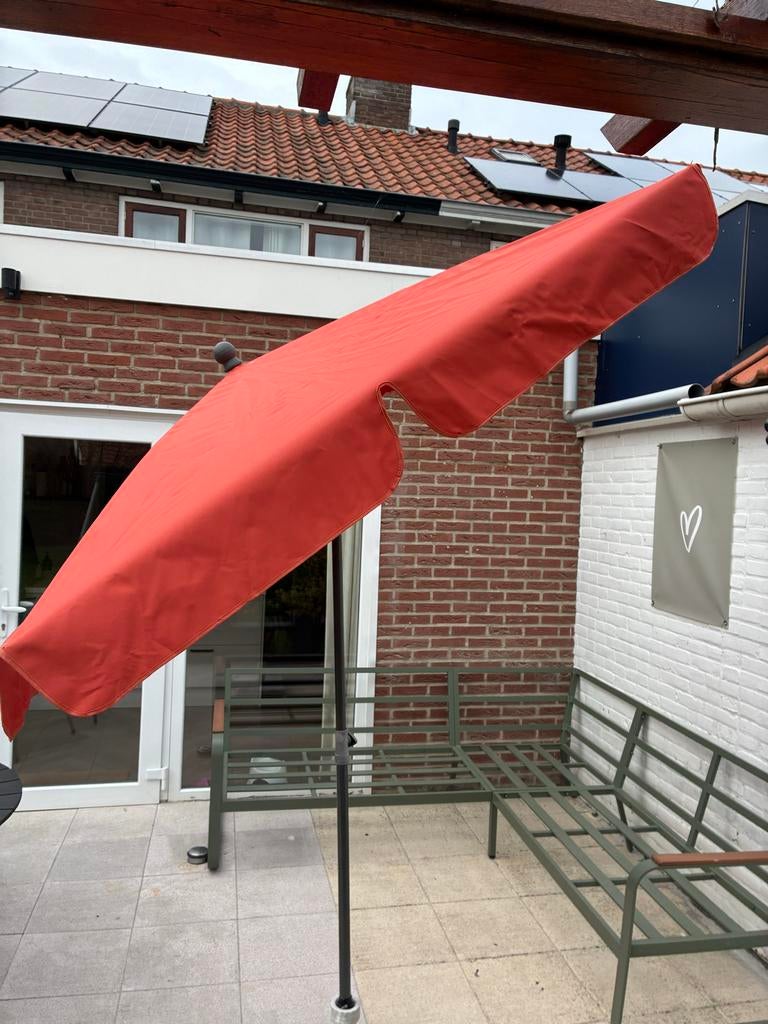 Parasol met kantelfunctie - Oranje - 1,3x2m - zgan, Ophalen, Gebruikt, Kantelbaar, 1 tot 2 meter