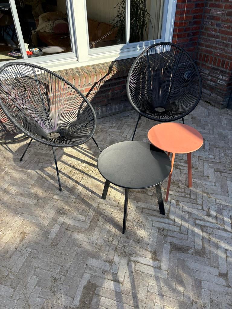 Twee zwarte loungestoeltjes met bijzettafeltjes, Ophalen, Gebruikt, Metaal