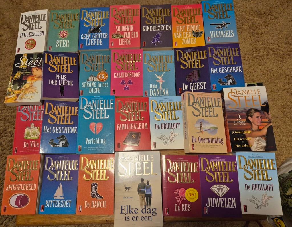 Grote set Biggles en Danielle Steel boeken - complete series, Boeken, Ophalen of Verzenden, Gelezen, W.E. Johns, Danielle Steel