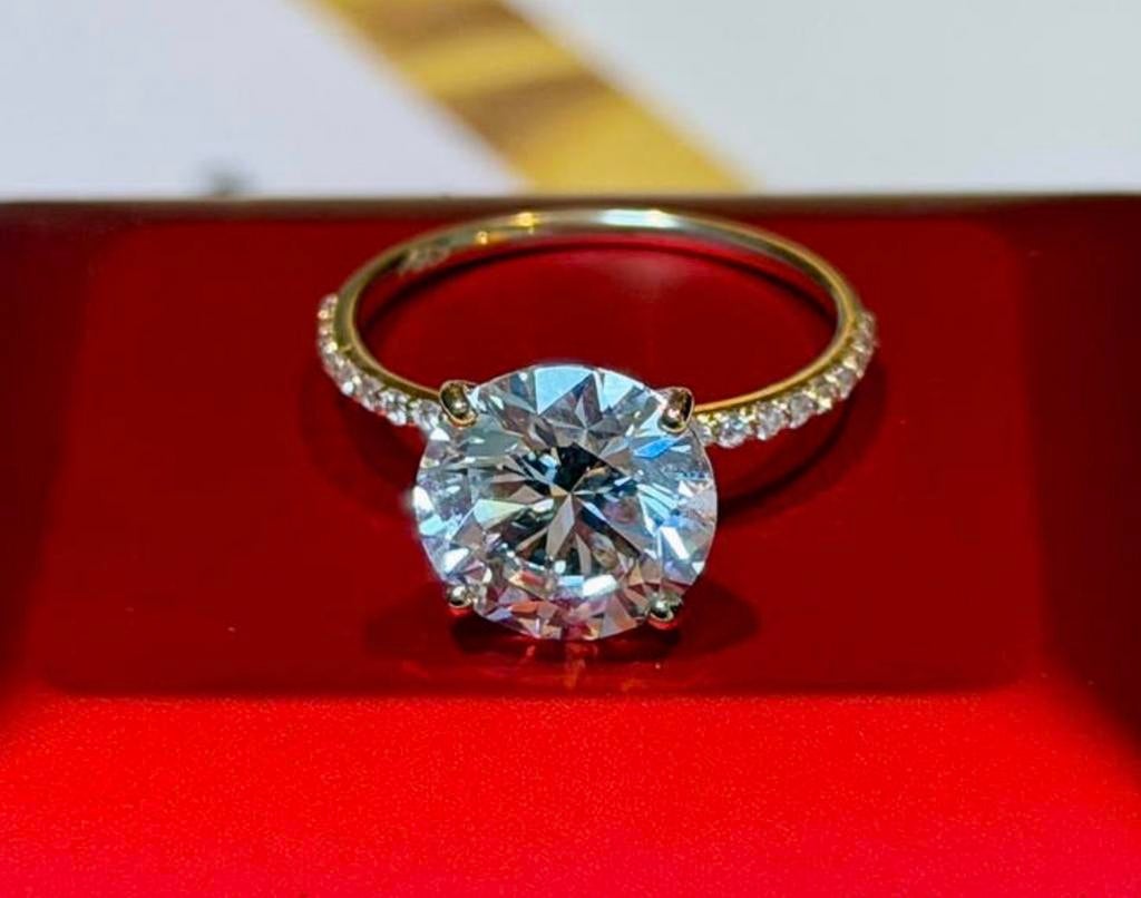 Gouden (trouw) ring met VS1 diamant van maar liefst 4.18ct!, Nieuw, Ophalen of Verzenden, 17 tot 18, Met edelsteen