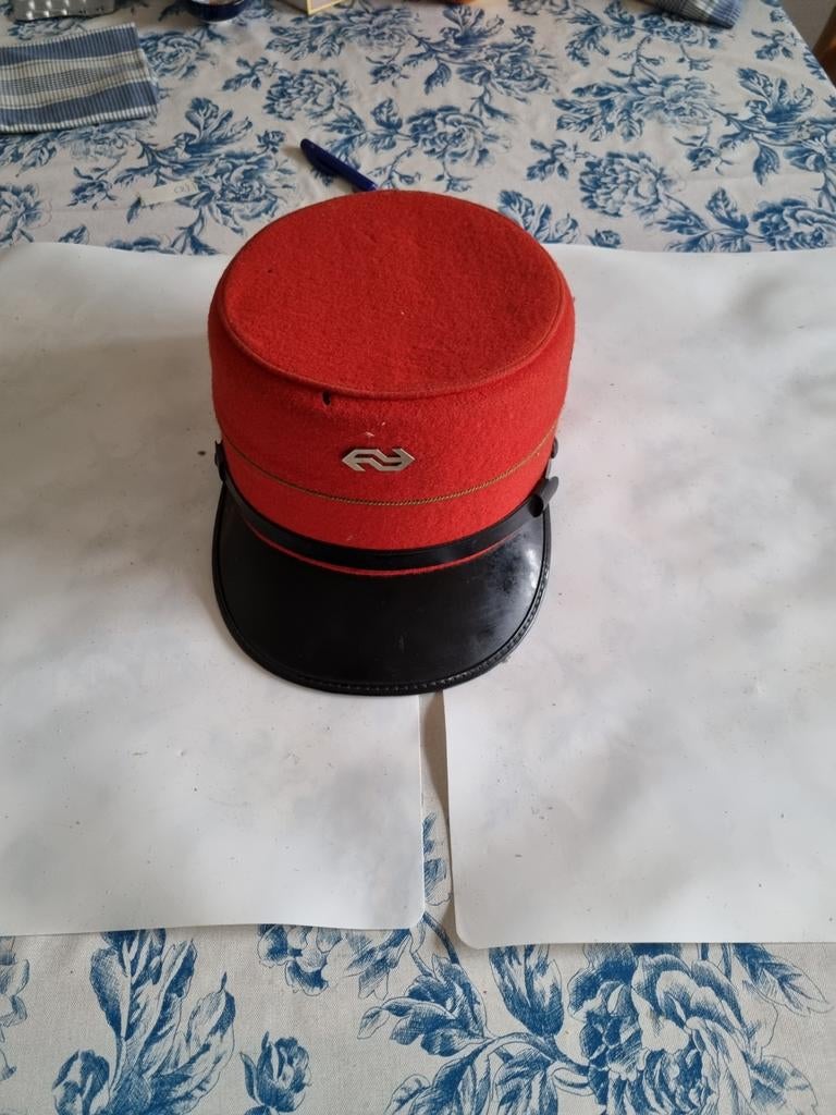 Oude NS pet rood met zwart (2), Verzamelen, Ophalen of Verzenden