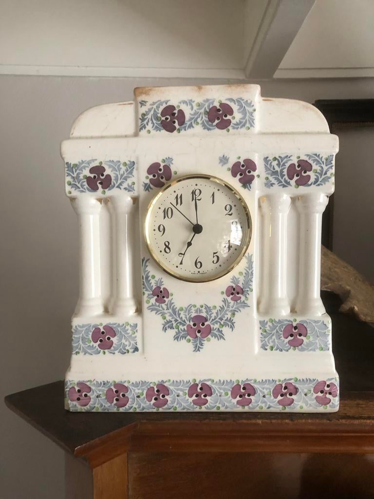 Oude Porseleinen Klok met Nieuw Uurwerk op Batterij, Ophalen of Verzenden