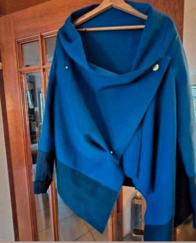 Stijlvolle cape-achtige zomerjas draperie details. Maat S., Blauw, Josh-V, Ophalen of Verzenden, Jas of Mantel