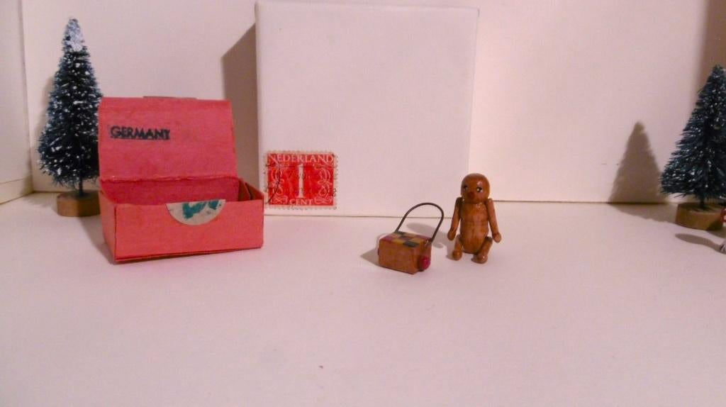 oud houten popje in doos blokkenkar poppenhuis speelgoed, Verzamelen, Verzenden, Poppenhuis