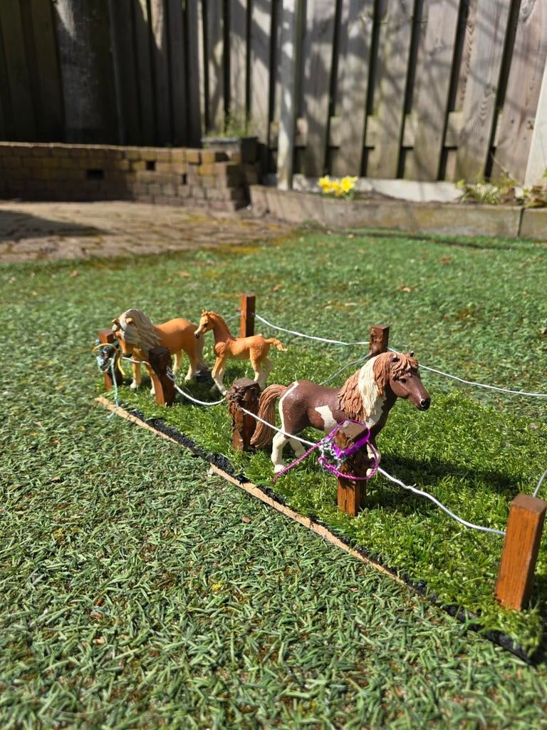 Schleich paarden met zelfgemaakte paddock, Ophalen of Verzenden, Zo goed als nieuw, Jongen of Meisje