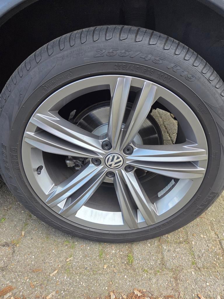 VW Tiguan R-Line 19 inch velgen met Pirelli Scorpion banden, Gebruikt, 255 mm, Banden en Velgen, Terreinwagen