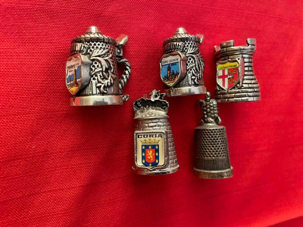 Verzameling van 5 unieke vingerhoedjes, Ophalen, Gebruikt, Tin, Reliëf