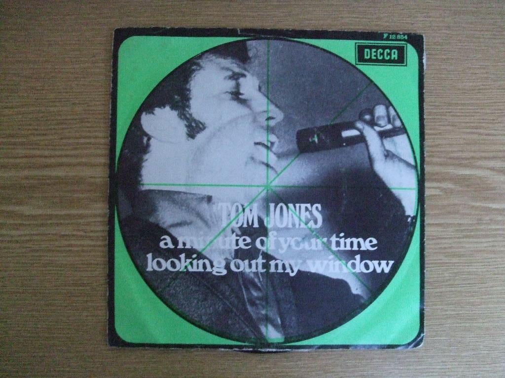 TOM JONES    A MINUTE OF YOUT TIME / LOOKING OUT MY WINDOW, 7 inch, Single, Ophalen of Verzenden, Zo goed als nieuw
