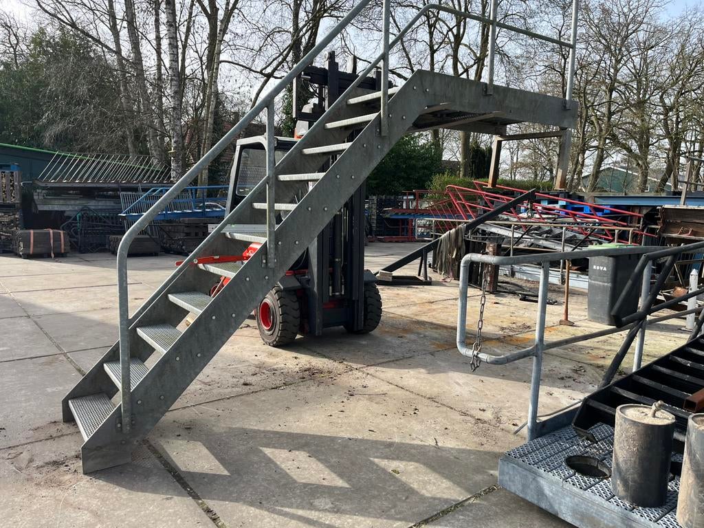 Trap met bordes 2.40m. hoog  82 cm br. gegalvaniseerd, Ophalen, Gebruikt, Trap, 2 tot 4 meter