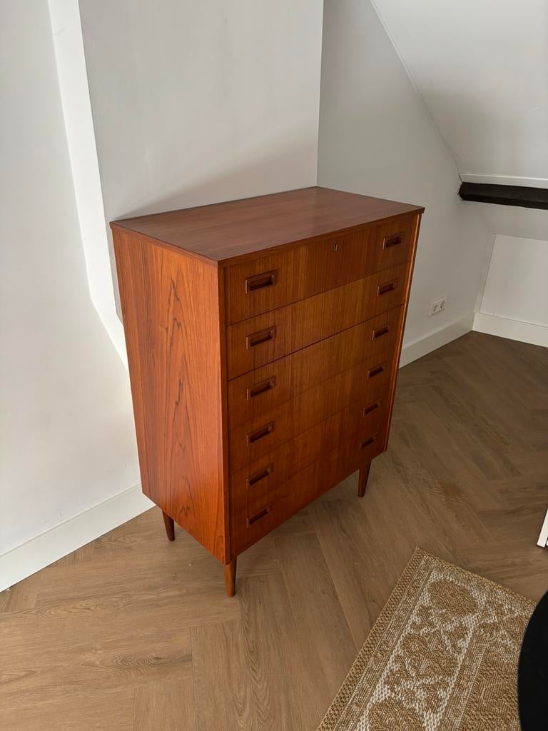 Vintage tallboy ladekast jaren 60 mid century design teak, Huis en Inrichting, Slaapkamer | Nachtkastjes, Ophalen of Verzenden