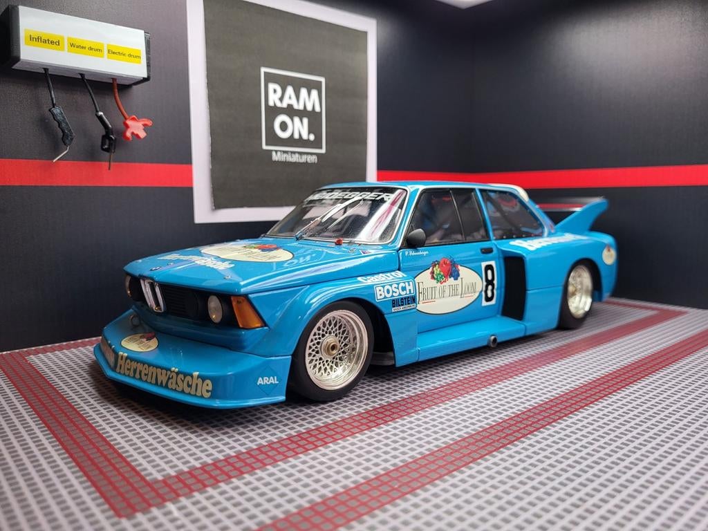 1/18 BMW 320i E21 DRM Fruit Of The Loom, Hobby en Vrije tijd, Modelauto's | 1:18, Ophalen of Verzenden, Zo goed als nieuw, Auto