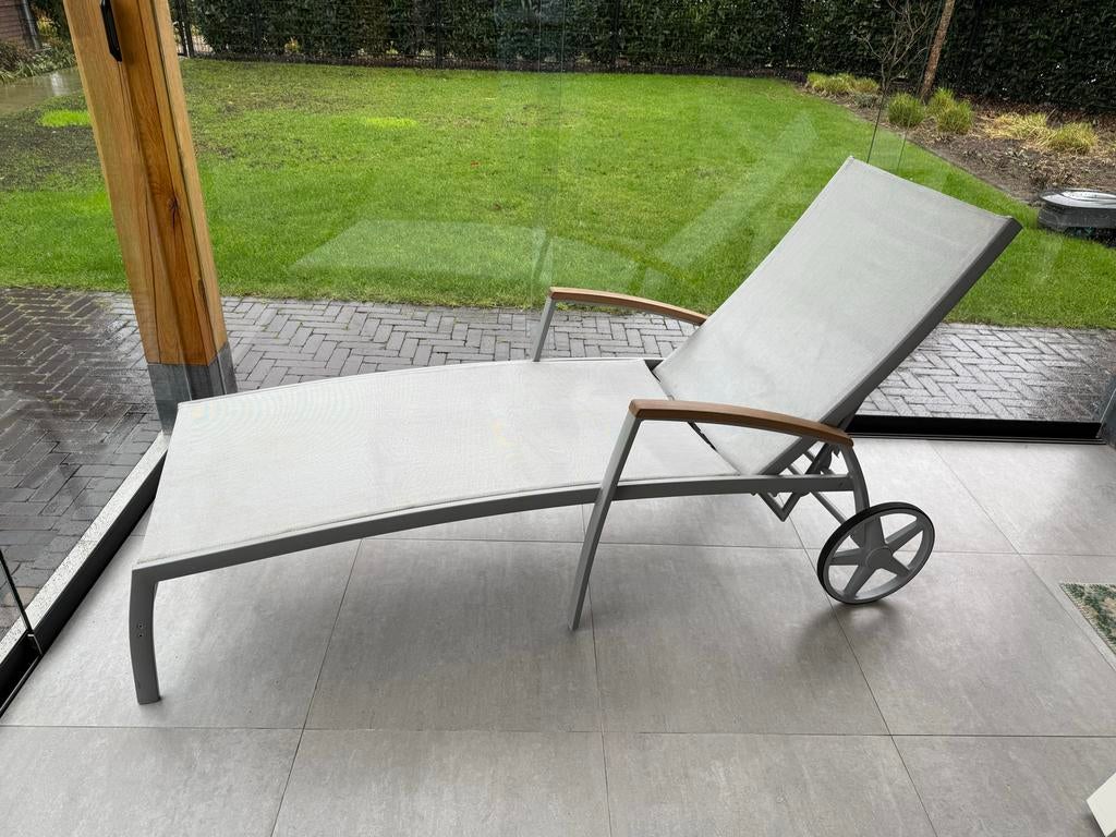 Aluminium ligstoel met wielen en teakhouten armleggers, Ophalen of Verzenden, Gebruikt, Aluminium, Verstelbaar