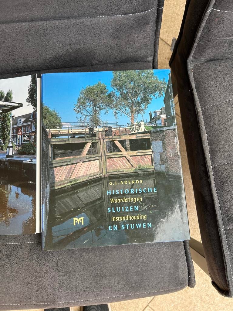 Historische sluizen en stuwen - G.J. Arends, Ophalen of Verzenden, Gelezen, Bouwkunde