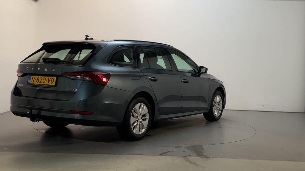 Skoda Octavia Combi 1.0 e-TSI DSG Business Edition Virtual C, Stof, Gebruikt, Met garantie (alle), Grijs