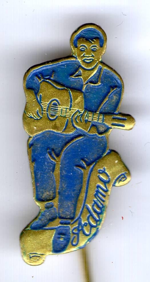 ADAMO zittend blauw op koper zanger speldje ( R_002 ), Verzamelen, Verzenden, Nieuw, Figuurtje, Speldje of Pin