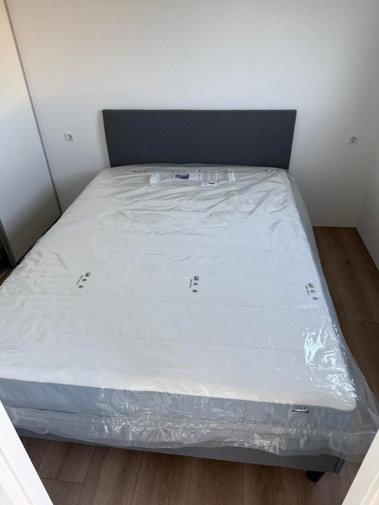 Ikea bed met matras [Nieuw!], Huis en Inrichting, Slaapkamer | Boxsprings, Nieuw, 140 cm, 200 cm, Tweepersoons, Grijs, Ophalen