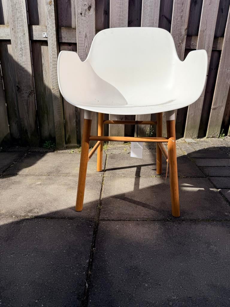 Witte stoel van Norman met houten poten, Wit, Ophalen of Verzenden, Zo goed als nieuw, Eén