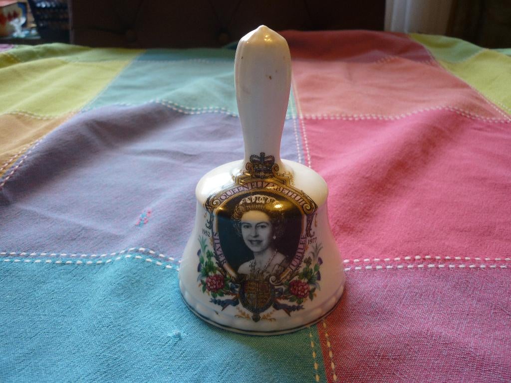 Queen ElizabethII silver jubilee klok porselein 1952 - 1977, Verzamelen, Ophalen of Verzenden, Zo goed als nieuw, Buitenland, Overige typen