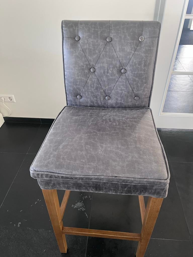 4 Grijze riviera maison barstoelen met houten poten, Ophalen of Verzenden, Zo goed als nieuw, Hout, Eén