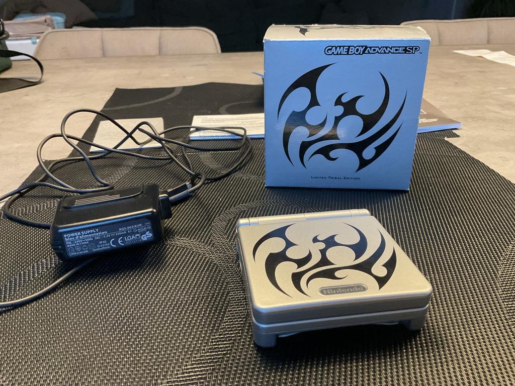 Game Boy Advance SP Tribal Edition - Compleet!, Spelcomputers en Games, Spelcomputers | Nintendo Game Boy, Ophalen of Verzenden