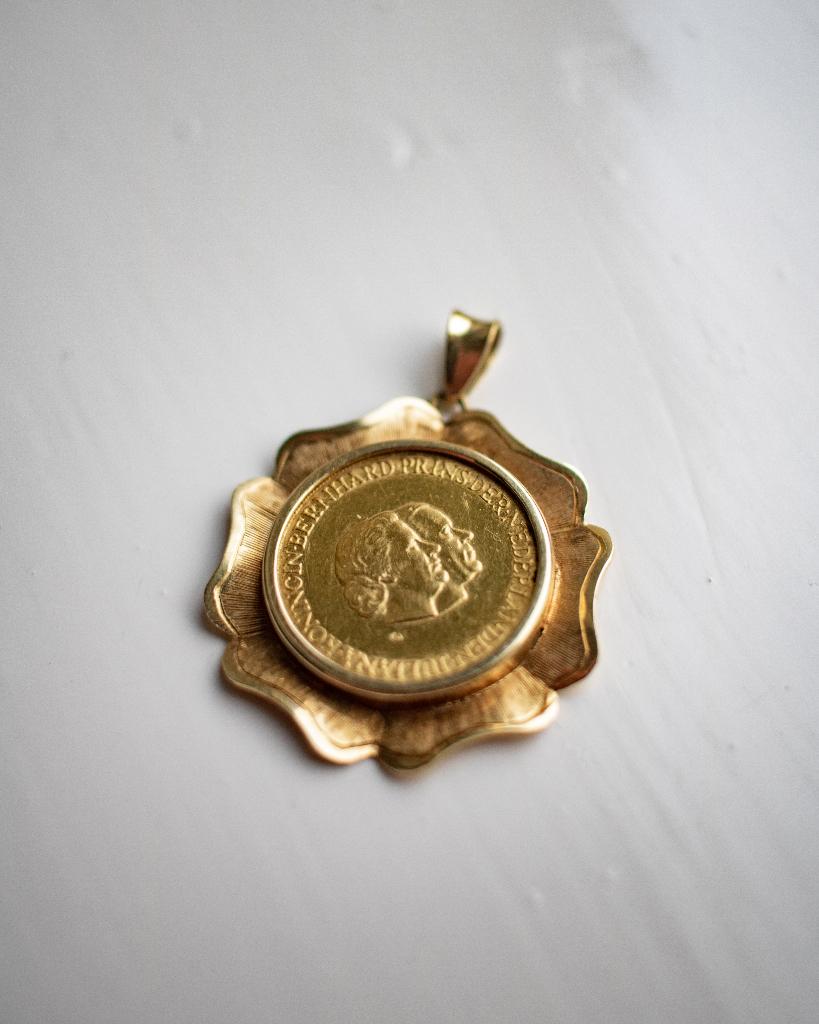 Hanger munt coin 21,6K goud 25e huwelijk juliana bernhard, Ophalen of Verzenden, Zo goed als nieuw, Goud, Goud