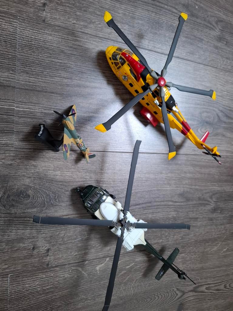 Miniaturen helikopters en spitfire mk 2, Ophalen of Verzenden, Zo goed als nieuw, Helikopter
