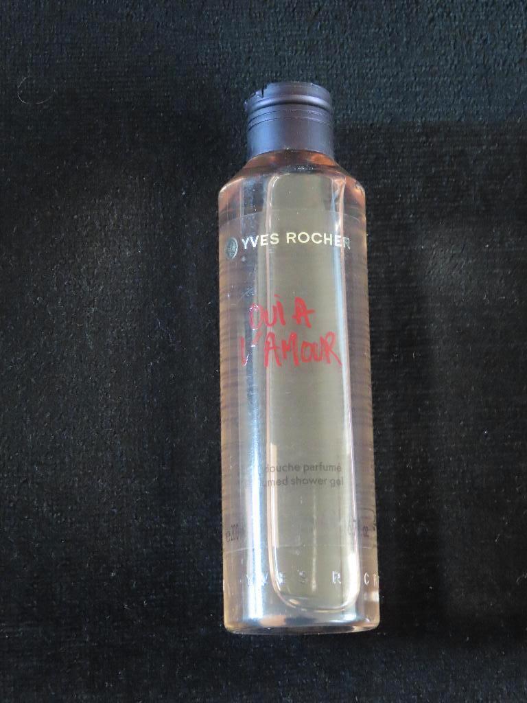 Yves Rocher Oui à L'Amour Eau de Geparfumeerde douchegel ni, Ophalen of Verzenden, Nieuw, Bad & Douche
