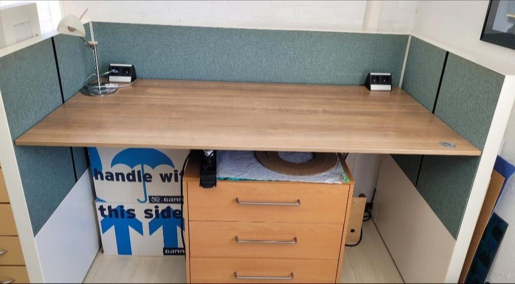 Elektrisch verstelbaar bureau  met akoestische panelen, Huis en Inrichting, Ophalen, Elektrisch, Zo goed als nieuw