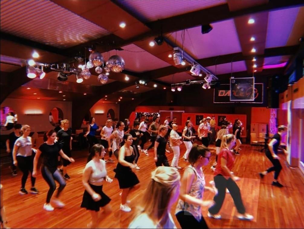 Dans lessen docent, Eén persoon