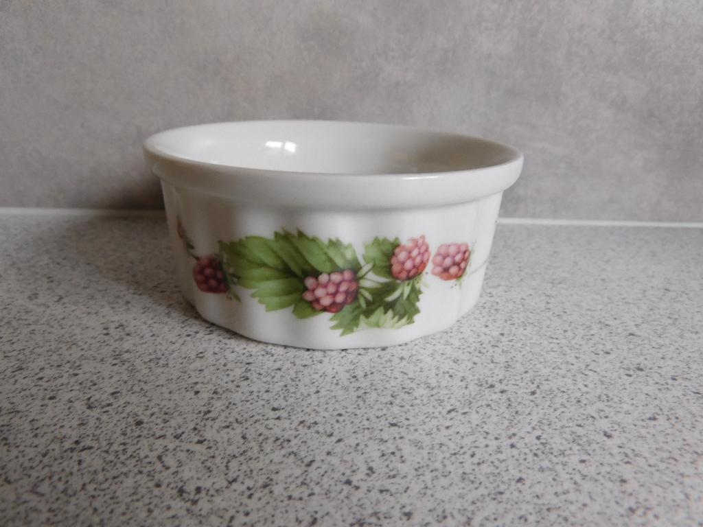 Ramekin 10 cm. Aardbei Bosvruchten Wedgwood Majolein Bastin, Huis en Inrichting, Keuken | Servies, Overige typen, Ophalen of Verzenden