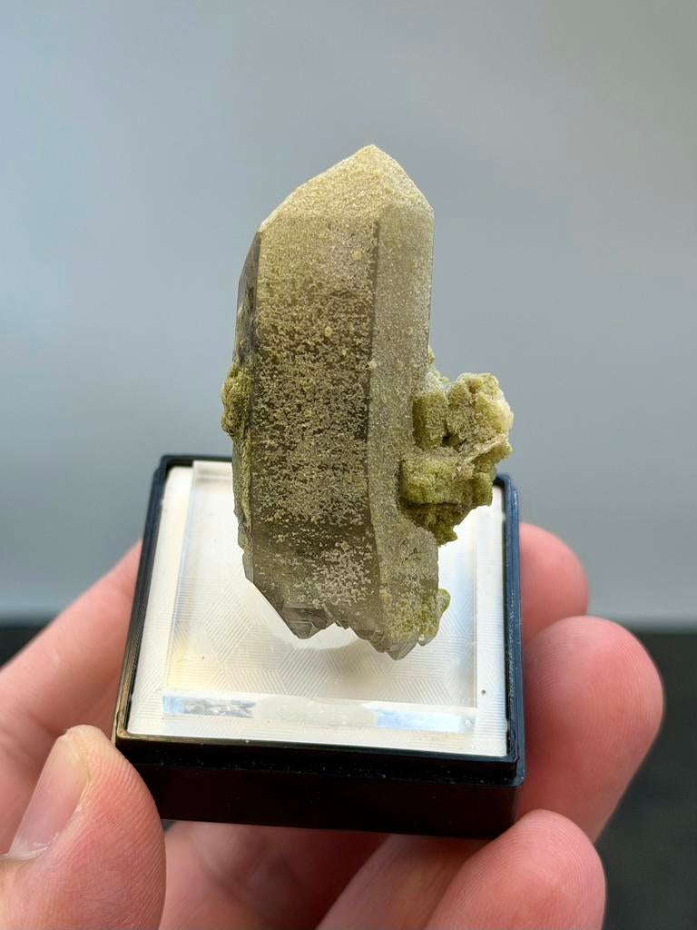 Smokey quartz met epidote, Ophalen of Verzenden