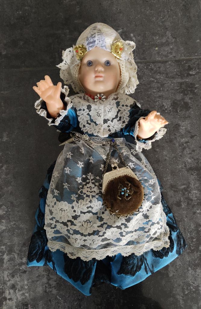 Fraaie Friese Pop in klederdracht, Verzamelen, Poppen, Ophalen of Verzenden, Zo goed als nieuw, Pop