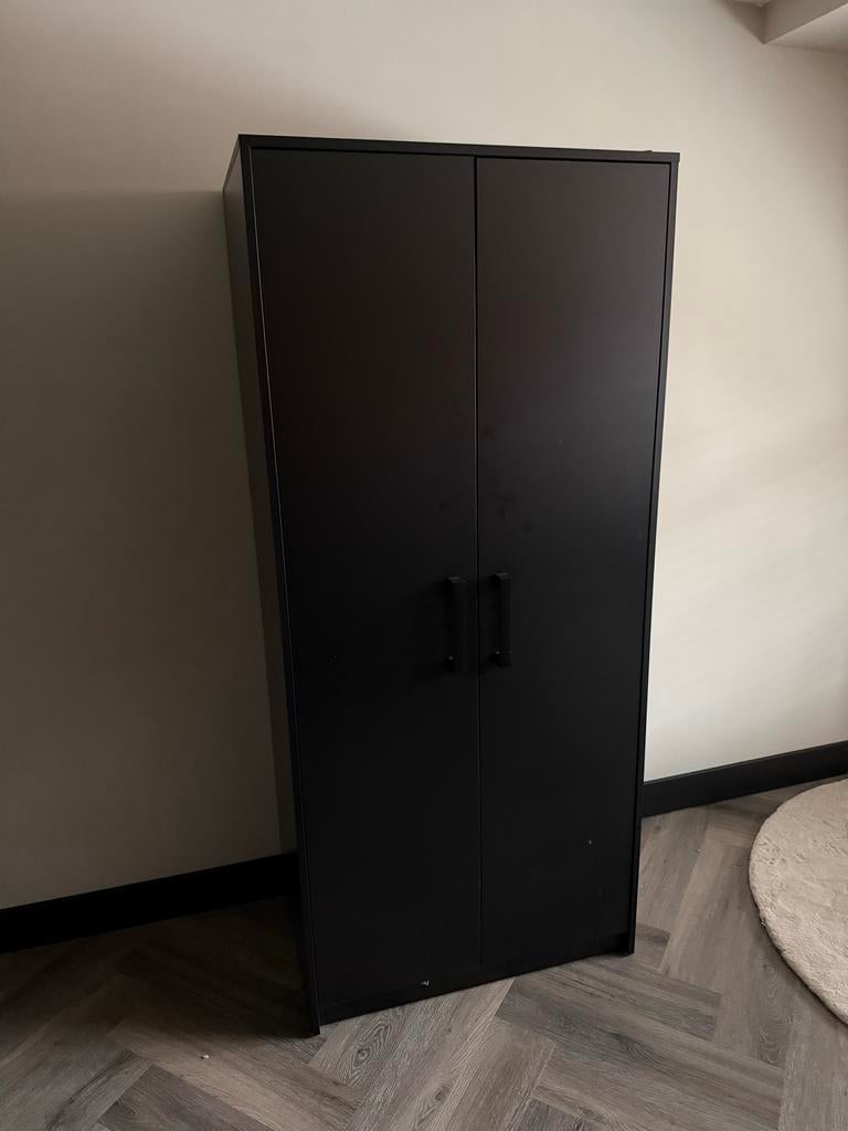 Zwarte kinderkamerkast met roedes en plank, Ophalen, Gebruikt, Kast, 50 tot 70 cm