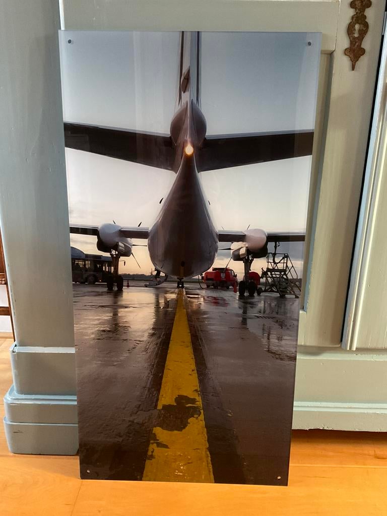 Unieke foto plexiglas staart Fokker 50 op Hamburg airport, Ophalen, Kaart, Foto of Prent