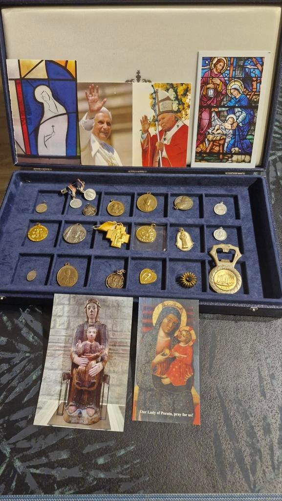 Devotie penningen en ansichtkaarten in box., Ophalen of Verzenden