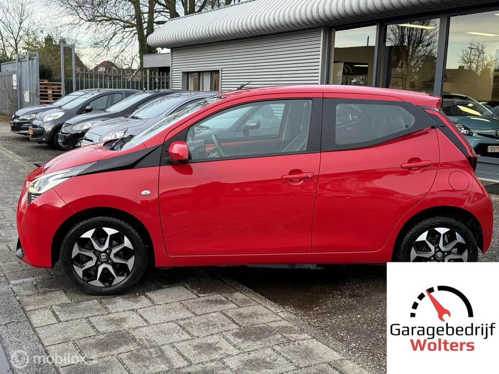 Toyota Aygo 1.0 VVT-i x-play CAMERA CARPLAY LED NW APK, Stof, Gebruikt, Zwart, Met garantie (alle)