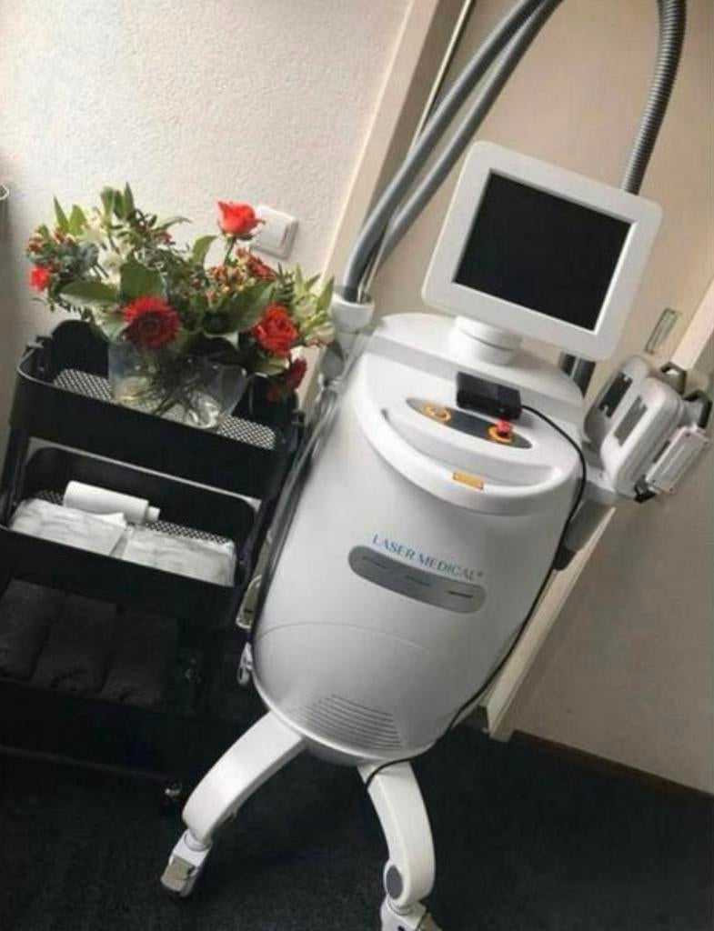 NU TE KOOP Cryolipolyse apparaat met cavitatie, Ophalen, Zo goed als nieuw
