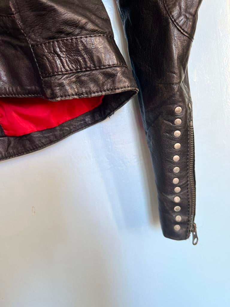 Stoere zwarte leren jas met studs en rode voering, Ophalen of Verzenden, Gedragen, Maat 42/44 (L), Zwart