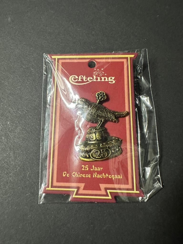 Efteling pin 25 jaar de chinese nachtegaal, Ophalen of Verzenden, Zo goed als nieuw, Button of Speldje