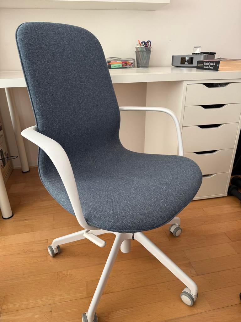 Blauwe bureaustoel met witte armleuningen en onderstel, Ophalen, Zo goed als nieuw, Blauw, Bureaustoel