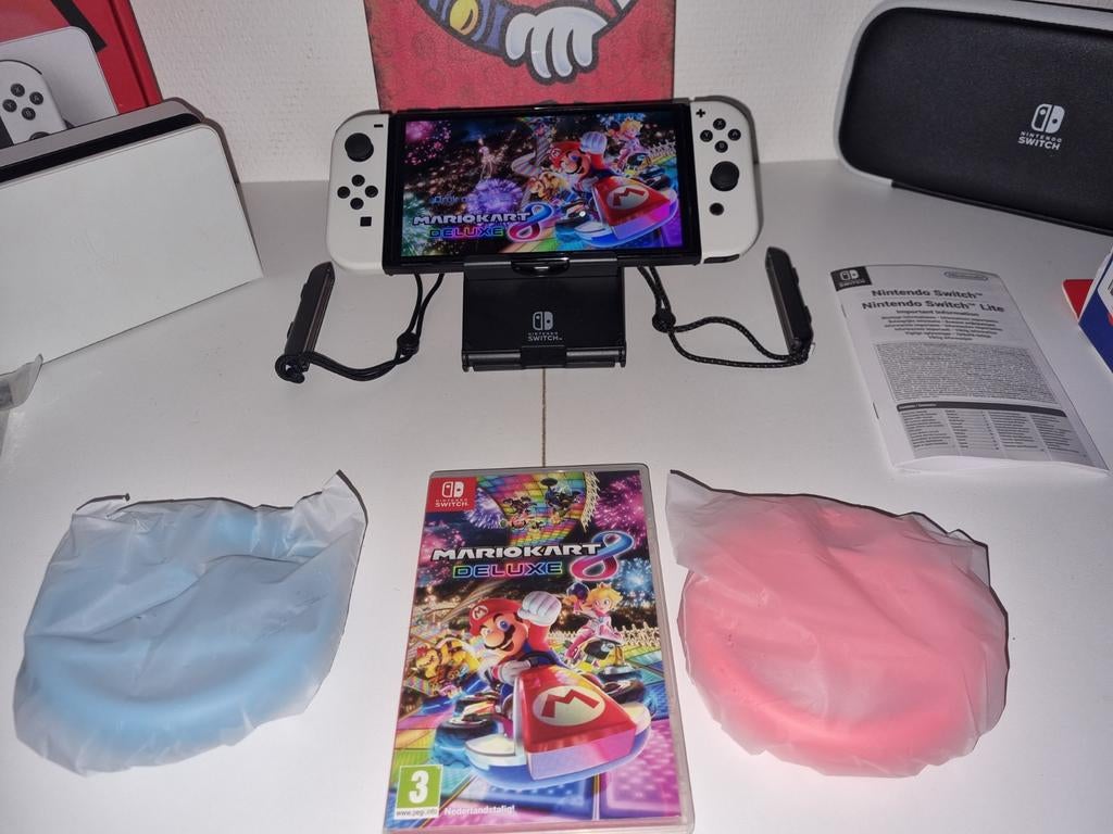 NINTENDO SWITCH OLED MODEL (2024) MARIO KART BUNDEL, Spelcomputers en Games, Switch OLED, Gebruikt, Met 2 controllers, Ophalen of Verzenden