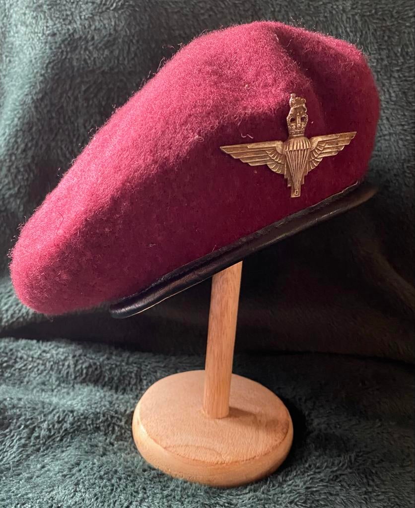 Baret Parachute Regiment met embleem Militair Leger, Verzamelen, Ophalen of Verzenden, Landmacht, Engeland, Helm of Baret
